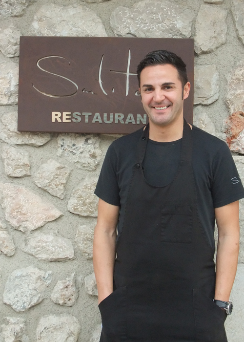 Santi Taura vor seinem Gourmetrestaurant auf Mallorca