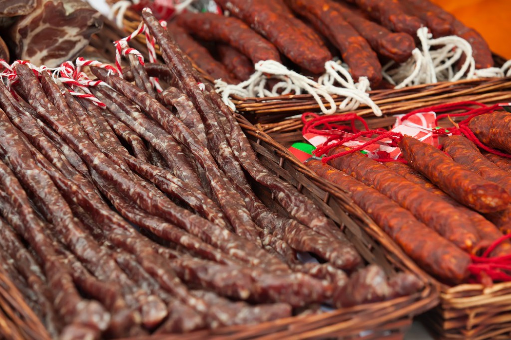 Spanische Wurstspezialitäten auf einem Markt